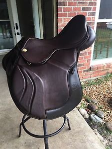 Absolutely Gorgeous 17.5 Adjustable Gullet Fairfax Jumping Saddle