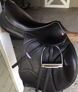 17" John Whitaker Black Close Contact Saddle Medium Tree