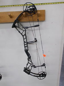 New 2016 Bear BR33 RH Olive Green 45-60# 27-32" Draw-Bare Bow
