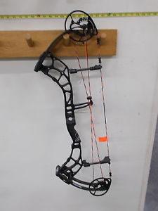 New 2016 Bear Escape RH Black 55-70# 25.5-30" Draw-Bare Bow
