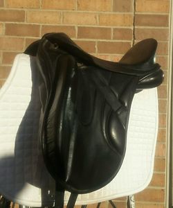 Hennig dressage saddle blk sz 17 med tree. 16" flaps