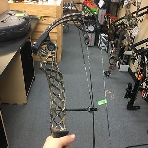 Mathews Chill X 60-70# RH Camo Brand New
