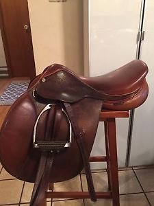 HDR Close Contact English Saddle 16.5 Med Tree W/fittings