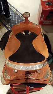 Tex Tan 15" Show Saddle, green quilted carrying bag and new red saddle stand