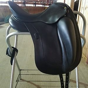 Schleese Link II dressage saddle 17.5" with Schleese Girth, cover and saddle pad