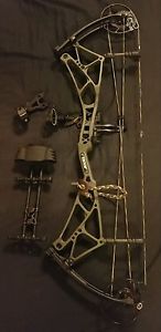 Bear Arena 34 RH 50-60lbs, Truglo sight & 6 arrows. Hoyt Matthews pse elite