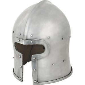 Casco histórico vestirse para la batalla