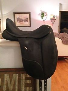 Wintec Isabell Black 17.5" Dressage Saddle - Adjustable Gullet System Included