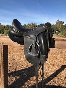 Custom Saddlery icon Flight 17.5 MW Monoflap Dressage saddle