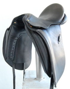 18" BARNSBY DRESSAGE SADDLE (S99033051) AVERAGE CONDITION!! - XVD