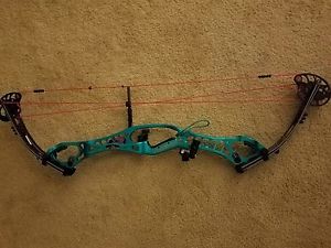 Hoyt Podium X Elite Bow 2 sets of cams 3 sets of strings and cables