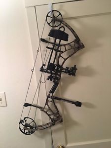 Bear Archery Venue Compound Bow Camo RH 70lb Adj. Draw length-- SEE DESCRIPTION