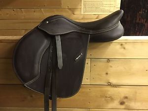 17" Wintec Close Contact jumping saddle