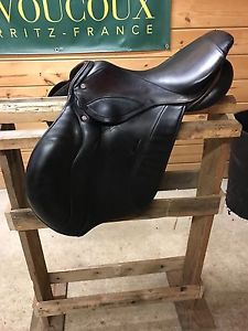 courbette Vision extra jump saddle 17.5" medium