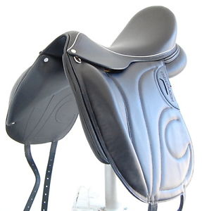 18" DEVOUCOUX LOREAK DRESSAGE SADDLE (S28012886) EXCELLENT CONDITION !!  XVD
