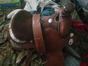 Western show saddle 17