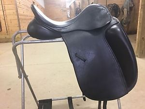 Price Reduced 17 InCounty Fusion Dressage Saddle Medium Tree, Short Flap