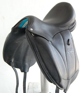 17" VOLTAIRE ADELAIDE DRESSAGE SADDLE (SO20159) EXCELLENT CONDITION!! - DWC