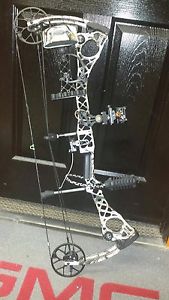 Mathews HTR NOCAM Snow Camo Package RH  Gently Used