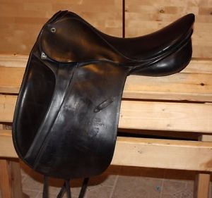 18" Stubben Tristan D, medium narrow tree, black dressage saddle