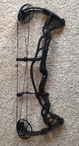 Hoyt Carbon Defiant RH 70lbs 28-30" Draw 31" Axle-to-Axle