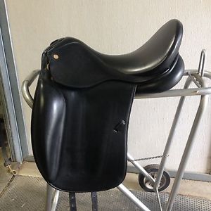 **M TOULOUSE**  Monoflap Dressage Saddle 17.5 in.