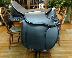 Black Forest Treeless Saddle Aspen Size 3 Brand New
