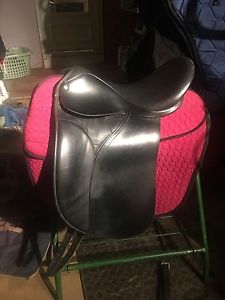 Ortho Flex Dressage Saddle 17 " With Fittings And Lots Of Booties .