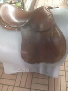 LIQUIDATION PRICE -  GREAT VALUE. BEAUTIFUL USED COUNTY CONQUEST JUMPING SADDLE