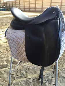 Legacy Comfort Dressage Saddle 18 inch medium/wide tree in excellent condition