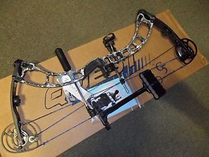 NEW G5 QUEST AMP BOW, RH, 40/70#, DRAW 26"-31"-Black/Camo LOADED