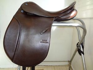 Stubben Tristan Deluxe Dressage Saddle-- Brown-- Demo condition-- 18/32