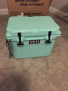 Yeti Roadie 20 cooler Limited Edition Sea foam rare brand new with tags