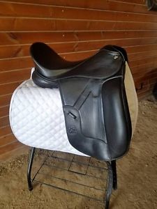 Hennig Sofa Dressage Saddle PRICE REDUCED 18” Seat Med Tree EXCELLENT CONDITION