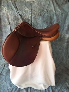 Integrity International Gold Close Contact Saddle 16 1/2 Reg