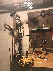 Mathews Halon X, Black, Right Hand, 60#, New String