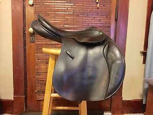Narrow 17.5 County Conquest saddle in EXCELLENT used condition!