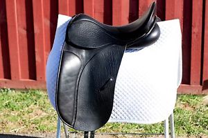 18" M County Connection Dressage Saddle - Great Condition