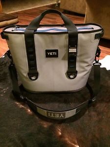 Yeti hopper 30qt gray, in perfect condition. includes bottle opener attachment