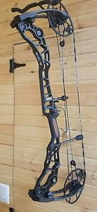 2016 Mathews Halon 6 bow 50-60lbs RH black and Stone. brand new ABB string