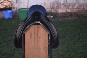 KN Symphonie 17.5" seat M tree. Good used condition.