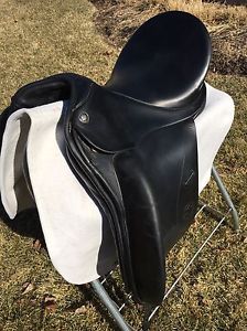 Dresssge saddle Hennig 17" Black Classic with Short Flaps15.5-16" W Fleece Cover