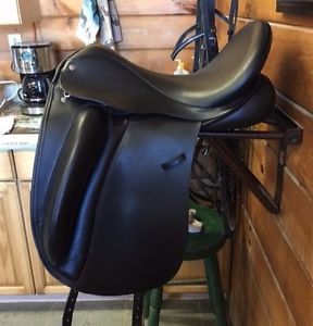 2016 Custom Saddlery Wolfgang Solo Dressage Saddle 17.5 inch seat , wide tree