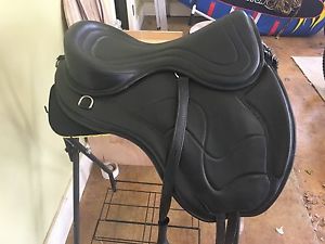 Freeform Classic Cutback Treeless Saddle with 19" Seat.