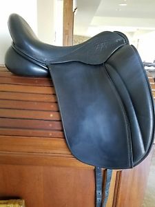 EUC Hulsebos WB3 18" dressage saddle wide
