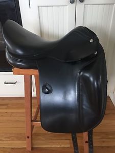 Amerigo Vega Dressage Saddle 17 M (gorgeous condition, priced to sell)