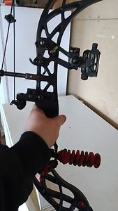 Bowtech Carbon Knight RH 70lb compound bow