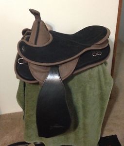 Freeform Rogue cutback standard base saddle, 15.5 western seat