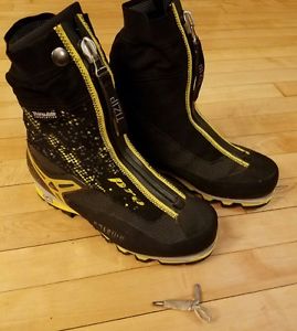 Salewa Pro Gaiter Mountaineering Boot - Men's US 9.5 EU 42.5