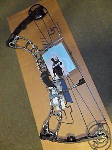 NEW G5 QUEST AMP BOW, RH, 40/70#, DRAW 26"-31"-Black/Camo BOW FISHING PACKAGE
